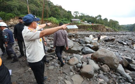 Kasatgas Tito Tinjau Kondisi Jalan Werlah di Bener Meriah