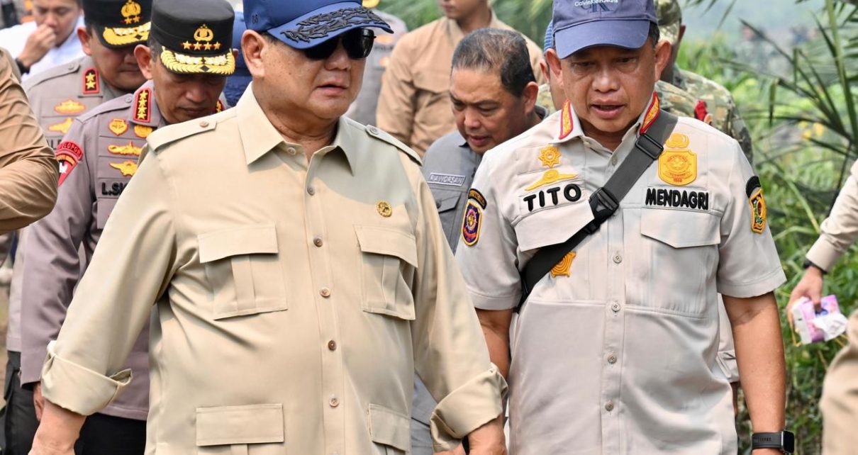Dampingi Prabowo Tinjau Karhutla Kalbar, Mendagri Tito Pastikan Penanganan Berjalan