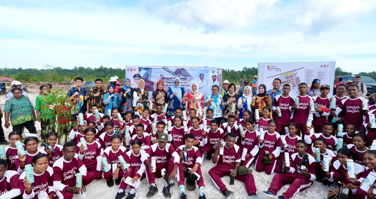 Ketua Umum TP PKK Salurkan Bantuan bagi Siswa dan Guru di Biak Numfor