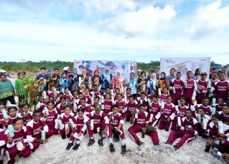 Ketua Umum TP PKK Salurkan Bantuan bagi Siswa dan Guru di Biak Numfor