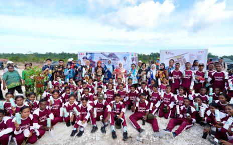 Ketua Umum TP PKK Salurkan Bantuan bagi Siswa dan Guru di Biak Numfor