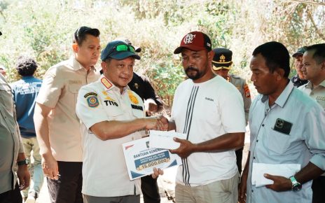 Mendagri Salurkan Santunan Rp15 Juta untuk Ahli Waris Korban Gempa NTT