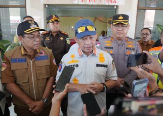 Mendagri Tito Tiba di Ende, Cek Langsung Dampak dan Kebutuhan Pascagempa