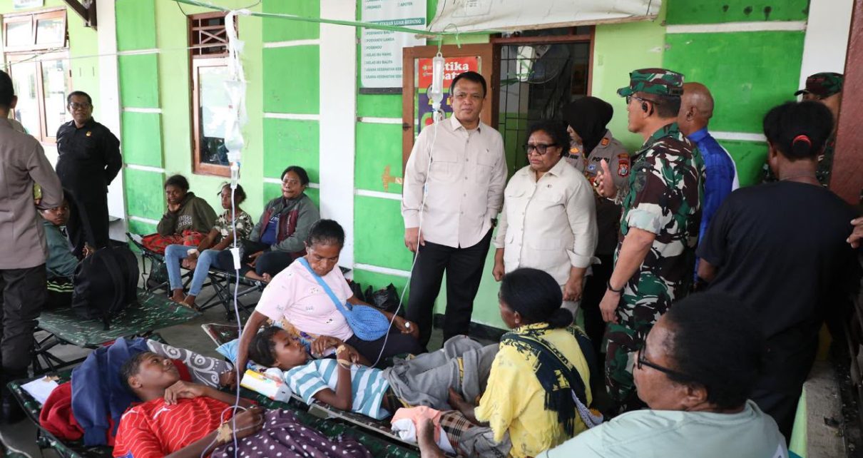 Wamendagri Ribka Tinjau Penanganan Dugaan Keracunan MBG di Jayapura