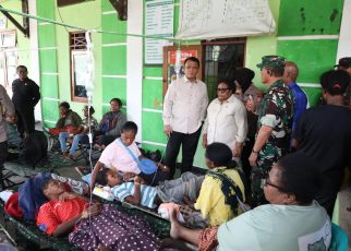 Wamendagri Ribka Tinjau Penanganan Dugaan Keracunan MBG di Jayapura