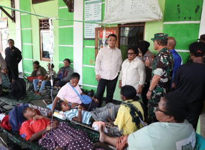 Wamendagri Ribka Tinjau Penanganan Dugaan Keracunan MBG di Jayapura