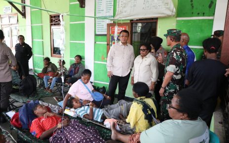 Wamendagri Ribka Tinjau Penanganan Dugaan Keracunan MBG di Jayapura