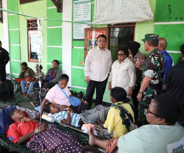 Wamendagri Ribka Tinjau Penanganan Dugaan Keracunan MBG di Jayapura