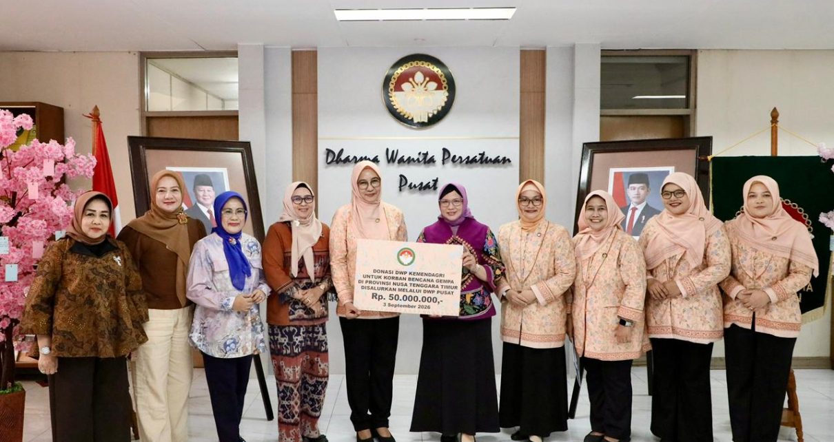 Dharma Wanita Persatuan (DWP) Kementerian Dalam Negeri (Kemendagri) menyerahkan bantuan sebesar Rp50 juta untuk membantu masyarakat terdampak gempa bumi di Nusa Tenggara Timur (NTT). Bantuan tersebut diserahkan l
