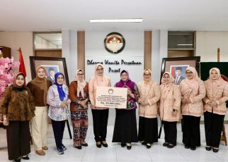 Dharma Wanita Persatuan (DWP) Kementerian Dalam Negeri (Kemendagri) menyerahkan bantuan sebesar Rp50 juta untuk membantu masyarakat terdampak gempa bumi di Nusa Tenggara Timur (NTT). Bantuan tersebut diserahkan l