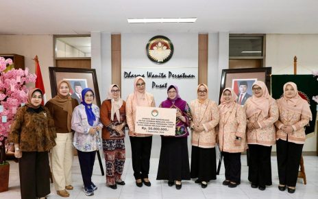 Dharma Wanita Persatuan (DWP) Kementerian Dalam Negeri (Kemendagri) menyerahkan bantuan sebesar Rp50 juta untuk membantu masyarakat terdampak gempa bumi di Nusa Tenggara Timur (NTT). Bantuan tersebut diserahkan l