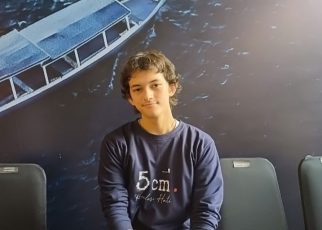 Roman King Ungkap Tantangan Berperan Zafran Muda di Film ‘5 Cm: Revolusi Hati’