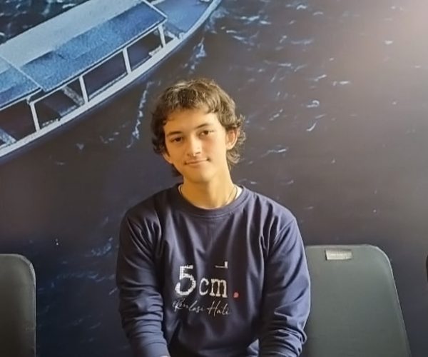 Roman King Ungkap Tantangan Berperan Zafran Muda di Film ‘5 Cm: Revolusi Hati’