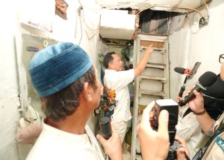 Tinjau Bedah Rumah di Bukit Duri, Mendagri Ajak Pemda Percepat Perbaikan Hunian