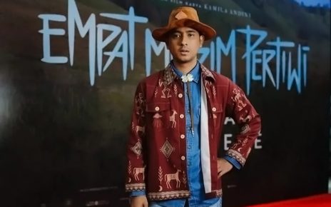 Bintangi Film 'Empat Musim Pertiwi', Arya Saloka Siap Promosikan Batik di Oscar 2027