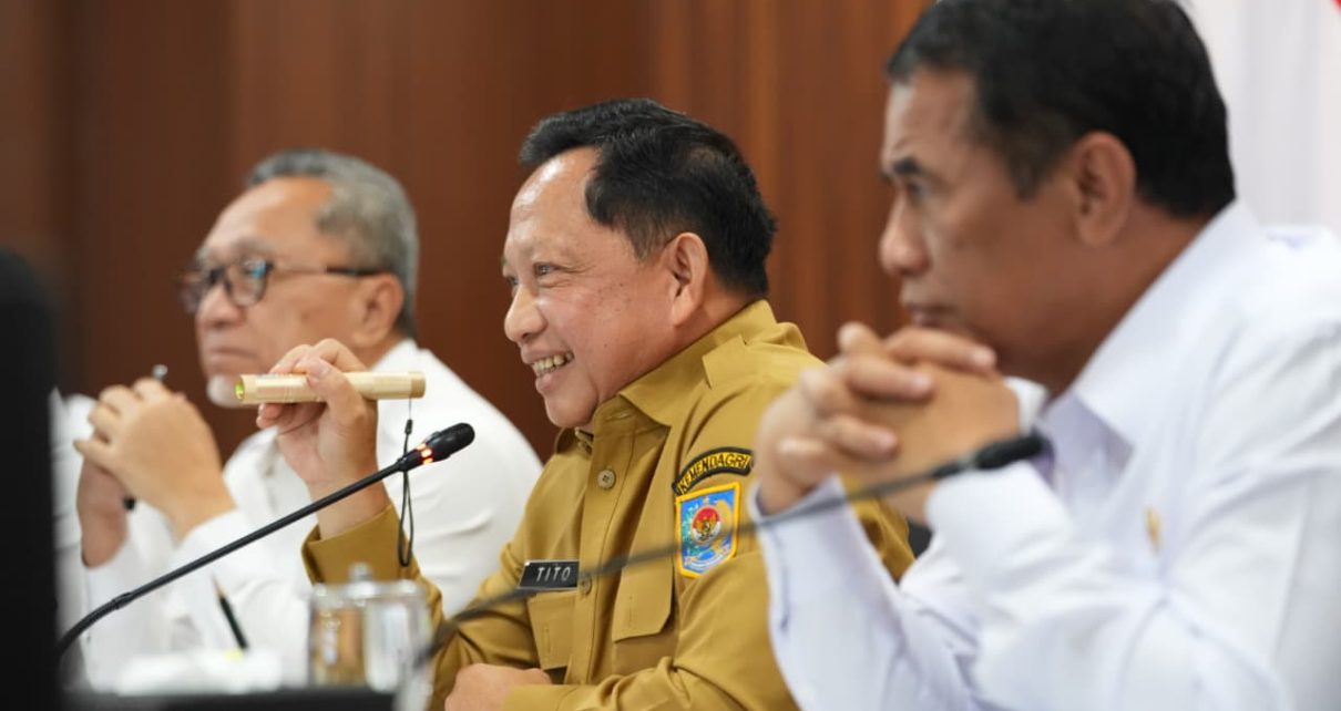 Jelang Natal dan Tahun Baru, Mendagri Tito Tekankan Pentingnya Penyaluran Bansos dan Operasi Pasar