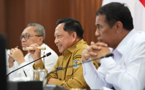 Jelang Natal dan Tahun Baru, Mendagri Tito Tekankan Pentingnya Penyaluran Bansos dan Operasi Pasar