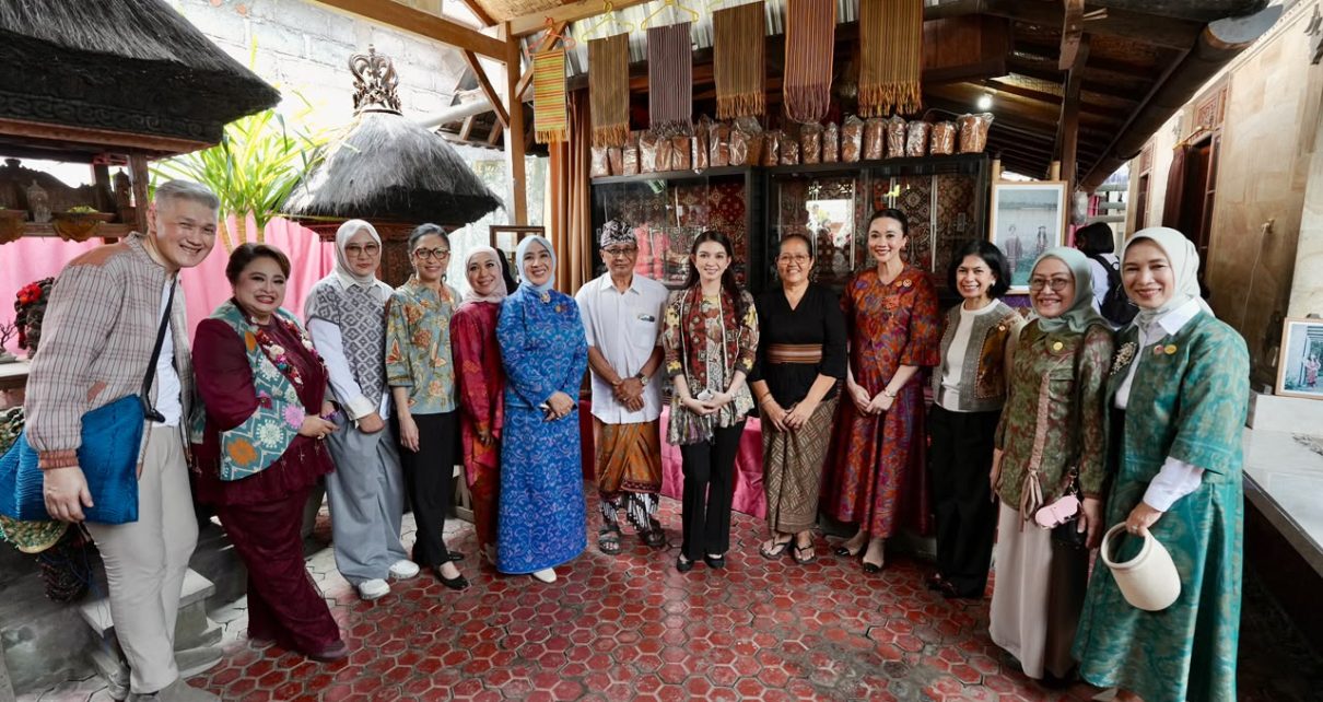 Kunjungi Desa Tenganan Pegringsingan, Seruni dan Dekranas Dukung Pelestarian Tenun Gringsing