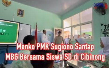 Menko PMK Sugiono Santap MBG Bersama Siswa SD di Cibinong
