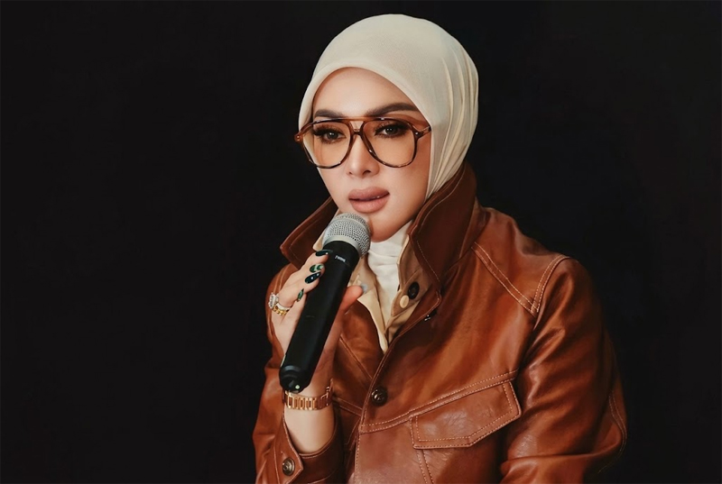 Band Pee Wee Gaskins kembali menyapa penikmat musik dengan merilis lagu terbaru berjudul Kami Kembali. Lagu ini menandai kelanjutan perjalanan band tersebut dengan membawa energi, perspektif, dan cerita baru tanpa sekadar mengulang kejayaan masa lalu. “Buat gue, lagu ini adalah pernyataan bahwa kami masih di sini dan masih punya banyak hal yang ingin kami lakukan,” kata Dochi, personel Pee Wee Gaskins, dalam siaran pers di Jakarta, Selasa (27/10/2026). Menurut Dochi, lagu tersebut tidak hanya ditujukan untuk mengingatkan pendengar pada perjalanan Pee Wee Gaskins sebelumnya, tetapi juga memperkenalkan kisah baru yang ingin mereka bagikan. “ Kembali bukan berarti mengulang masa lalu. Buat gue, kembali itu tentang melanjutkan sesuatu yang memang belum selesai,” ujarnya. Lagu Kami Kembali diaransemen oleh Ayi, sementara liriknya ditulis oleh Dochi. Karya ini membawa pesan tentang keberanian untuk memulai kembali, mengejar mimpi, melakukan hal-hal yang dicintai, hingga membangun kembali hubungan dengan teman lama. Pee Wee Gaskins juga menegaskan bahwa perubahan dalam kehidupan tidak harus membuat seseorang meninggalkan hal yang dicintainya. Semangat untuk terus berkarya menjadi pesan utama yang ingin disampaikan melalui lagu tersebut. Bagi para penggemar setia yang dikenal sebagai Dorks, lagu ini diharapkan menjadi pengingat bahwa perjalanan Pee Wee Gaskins bersama pendengarnya masih berlanjut. Sementara bagi pendengar baru, Kami Kembali diharapkan menjadi pintu masuk untuk mengenal musik dan perjalanan band tersebut. Kini, lagu Kami Kembali sudah tersedia di berbagai platform musik digital dan dapat dinikmati oleh para penggemar.