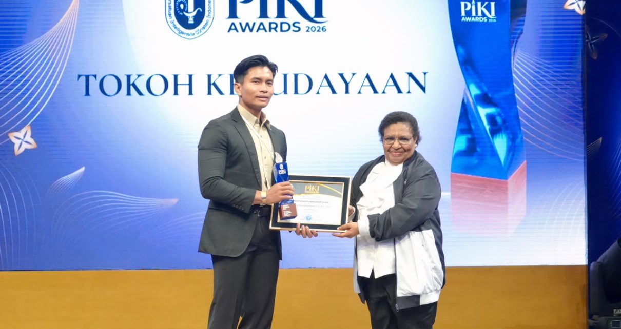 Wamendagri Ribka Haluk Serahkan Penghargaan Tokoh Kebudayaan pada PIKI Awards 2026